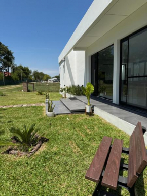 Casa sobre Laguna Brava - Tranquilidad y Naturaleza en Barrio Privado